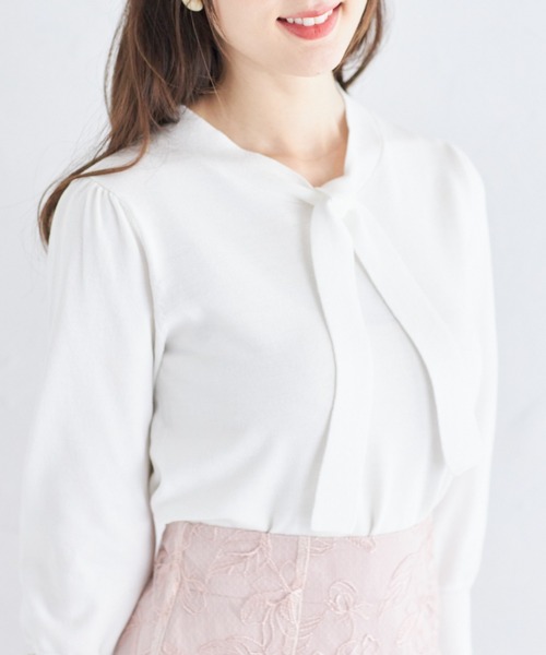 tocco closet(トッコ クローゼット)の「袖口飾り釦付きボウタイニットプルオーバー(ニット/セーター・レディース・ブラック/オフホワイト/ピンク・M)」の1枚目の写真