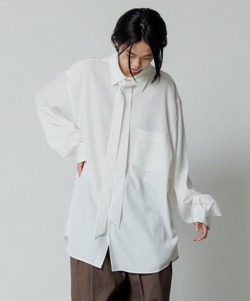 ADAM ET ROPE'(アダムエロペ)の「《好評につき数量限定で登場》【WEB限定】ドレープとろみ ルーズシルエット ボウタイシャツ / オールシーズン着用可能 / 2Way / ユニセックス(シャツ/ブラウス・メンズ・ホワイト/ダークブラウン/ベージュ系その他・L/M)」の4枚目の写真