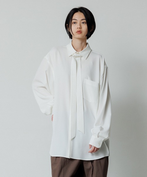 ADAM ET ROPE'(アダムエロペ)の「《好評につき数量限定で登場》【WEB限定】ドレープとろみ ルーズシルエット ボウタイシャツ / オールシーズン着用可能 / 2Way / ユニセックス(シャツ/ブラウス・メンズ・ホワイト/ダークブラウン/ベージュ系その他・L/M)」の5枚目の写真