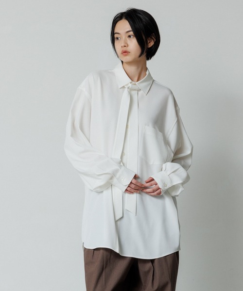 ADAM ET ROPE'(アダムエロペ)の「《好評につき数量限定で登場》【WEB限定】ドレープとろみ ルーズシルエット ボウタイシャツ / オールシーズン着用可能 / 2Way / ユニセックス(シャツ/ブラウス・メンズ・ホワイト/ダークブラウン/ベージュ系その他・L/M)」の6枚目の写真