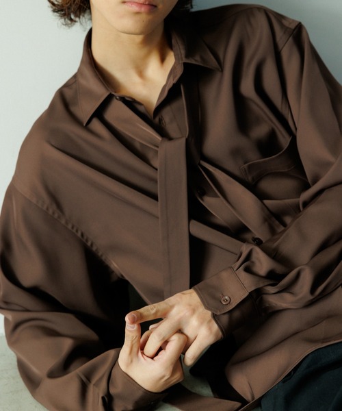 ADAM ET ROPE'(アダムエロペ)の「《好評につき数量限定で登場》【WEB限定】ドレープとろみ ルーズシルエット ボウタイシャツ / オールシーズン着用可能 / 2Way / ユニセックス(シャツ/ブラウス・メンズ・ホワイト/ダークブラウン/ベージュ系その他・L/M)」の9枚目の写真