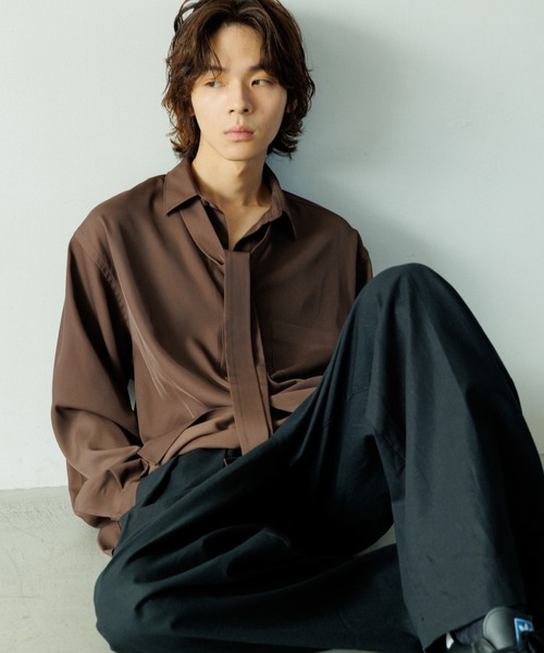 ADAM ET ROPE'(アダムエロペ)の「《好評につき数量限定で登場》【WEB限定】ドレープとろみ ルーズシルエット ボウタイシャツ / オールシーズン着用可能 / 2Way / ユニセックス(シャツ/ブラウス・メンズ・ホワイト/ダークブラウン/ベージュ系その他・L/M)」の12枚目の写真