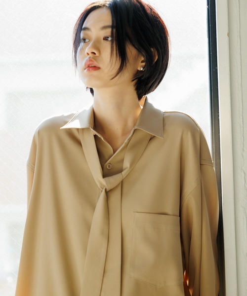 ADAM ET ROPE'(アダムエロペ)の「《好評につき数量限定で登場》【WEB限定】ドレープとろみ ルーズシルエット ボウタイシャツ / オールシーズン着用可能 / 2Way / ユニセックス(シャツ/ブラウス・メンズ・ホワイト/ダークブラウン/ベージュ系その他・L/M)」の13枚目の写真