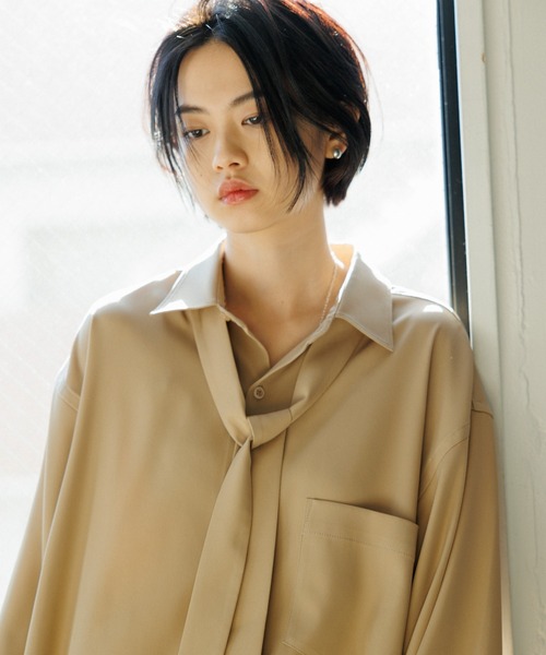 ADAM ET ROPE'(アダムエロペ)の「《好評につき数量限定で登場》【WEB限定】ドレープとろみ ルーズシルエット ボウタイシャツ / オールシーズン着用可能 / 2Way / ユニセックス(シャツ/ブラウス・メンズ・ホワイト/ダークブラウン/ベージュ系その他・L/M)」の14枚目の写真