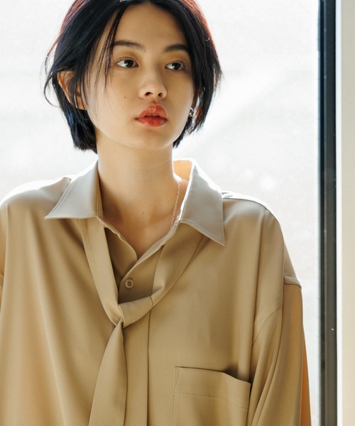 ADAM ET ROPE'(アダムエロペ)の「《好評につき数量限定で登場》【WEB限定】ドレープとろみ ルーズシルエット ボウタイシャツ / オールシーズン着用可能 / 2Way / ユニセックス(シャツ/ブラウス・メンズ・ホワイト/ダークブラウン/ベージュ系その他・L/M)」の15枚目の写真