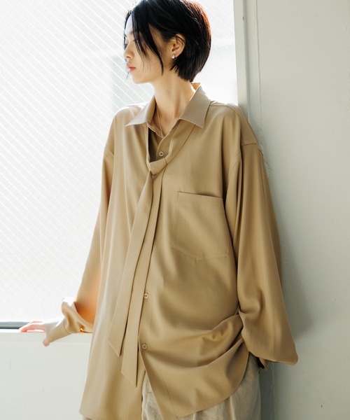 ADAM ET ROPE'(アダムエロペ)の「《好評につき数量限定で登場》【WEB限定】ドレープとろみ ルーズシルエット ボウタイシャツ / オールシーズン着用可能 / 2Way / ユニセックス(シャツ/ブラウス・メンズ・ホワイト/ダークブラウン/ベージュ系その他・L/M)」の18枚目の写真