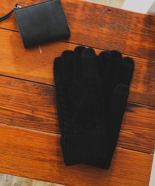 BEAMS(ビームス)の「ケーブルニット グローブ(タッチパネル対応)(手袋・メンズ・ネイビー/ブラック/ブラウン・ONE SIZE)」の2枚目の写真