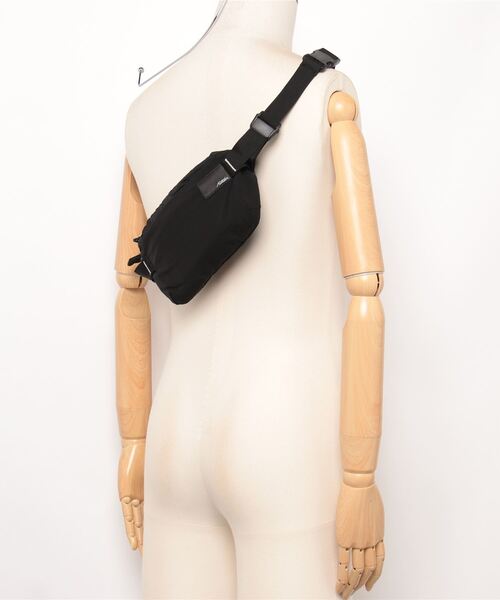 Matador(マタドール)の「MATADOR Refraction Packable Sling マタドール リフラクション パッカブルスリング(ボディバッグ/ウエストポーチ・メンズ・ブラック・FREE)」の5枚目の写真