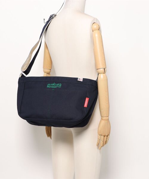 Manhattan Portage（マンハッタンポーテージ）の「GAZETTE CROSSBODY BAG CANVAS LITE 25（ショルダーバッグ・レディース・ナチュラル/ダークネイビー・MEDIUM）」の3枚目の写真