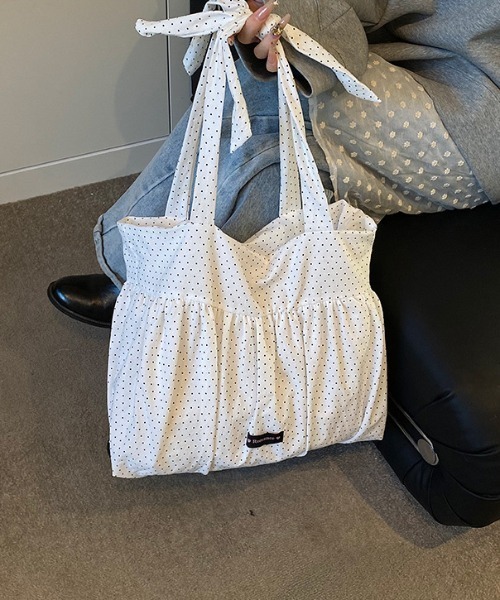 mebole(メボレ)の「プリーツリボントート(トートバッグ・レディース・ホワイト/ドット/ブルー・FREE)」の2枚目の写真