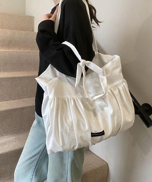 mebole(メボレ)の「プリーツリボントート(トートバッグ・レディース・ホワイト/ドット/ブルー・FREE)」の4枚目の写真