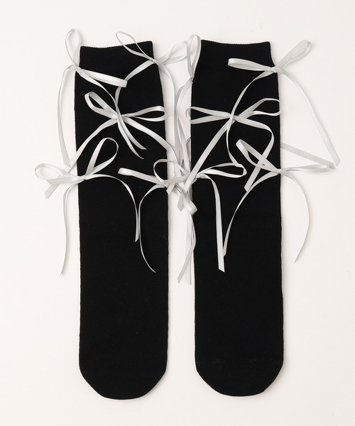 URBAN CHERRY（アーバンチェリー）の「サテンリボンデザインソックス（ソックス/靴下・キッズ・ブラック/ホワイト・FREE）」の2枚目の写真