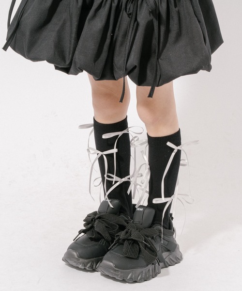 URBAN CHERRY（アーバンチェリー）の「サテンリボンデザインソックス（ソックス/靴下・キッズ・ブラック/ホワイト・FREE）」の4枚目の写真