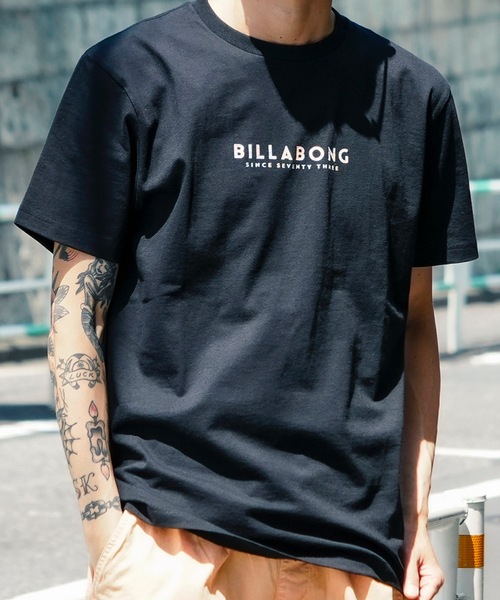 BILLABONG(ビラボン)の「BILLABONG メンズ UNITY LOGO Tシャツ 【2025年夏モデル】/ビラボン半袖バックプリントロゴTシャツ(Tシャツ/カットソー・メンズ・ホワイト/ブラック/ホワイト系その他・MEDIUM/LARGE/X-LARGE)」の1枚目の写真