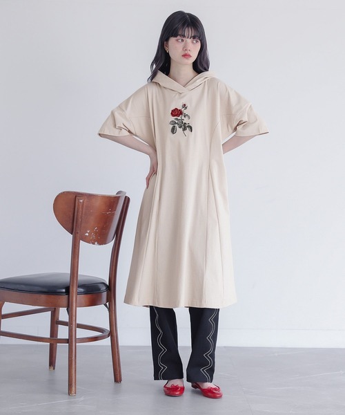somari imagination(ソマリ イマジネーション)の「【接触冷感】『フラワー刺繍フードワンピース』(ワンピース・レディース・ブラック/ベージュ・2/1)」の4枚目の写真