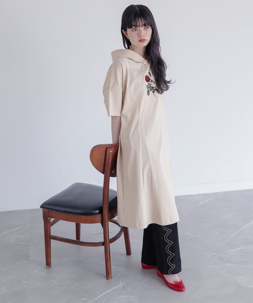 somari imagination(ソマリ イマジネーション)の「【接触冷感】『フラワー刺繍フードワンピース』(ワンピース・レディース・ブラック/ベージュ・2/1)」の6枚目の写真