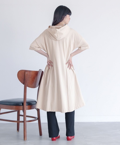somari imagination(ソマリ イマジネーション)の「【接触冷感】『フラワー刺繍フードワンピース』(ワンピース・レディース・ブラック/ベージュ・2/1)」の5枚目の写真