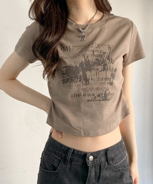 lilful(リルフル)の「サイドギャザー プリント コンパクトピチTシャツ(Tシャツ/カットソー・レディース・ベージュ/ブラック/アイボリー・M/S)」の3枚目の写真