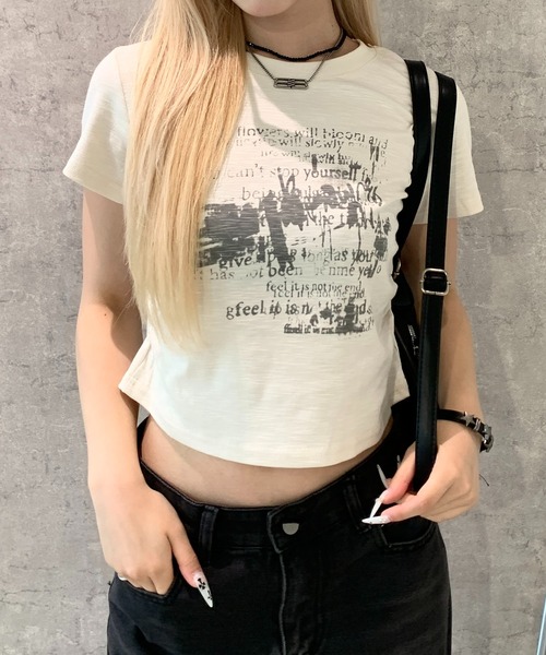 lilful(リルフル)の「サイドギャザー プリント コンパクトピチTシャツ(Tシャツ/カットソー・レディース・ベージュ/ブラック/アイボリー・M/S)」の2枚目の写真