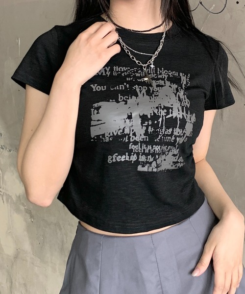 lilful(リルフル)の「サイドギャザー プリント コンパクトピチTシャツ(Tシャツ/カットソー・レディース・ベージュ/ブラック/アイボリー・M/S)」の1枚目の写真