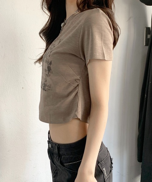 lilful(リルフル)の「サイドギャザー プリント コンパクトピチTシャツ(Tシャツ/カットソー・レディース・ベージュ/ブラック/アイボリー・M/S)」の8枚目の写真