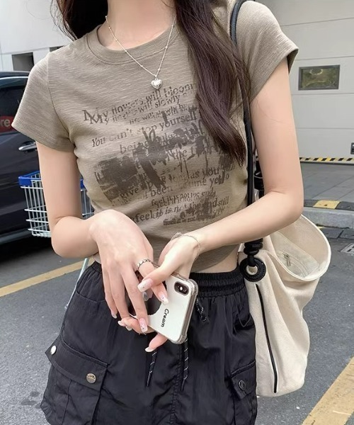 lilful(リルフル)の「サイドギャザー プリント コンパクトピチTシャツ(Tシャツ/カットソー・レディース・ベージュ/ブラック/アイボリー・M/S)」の5枚目の写真