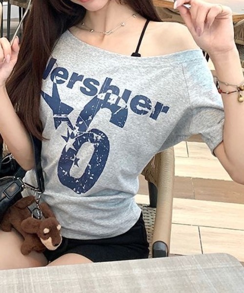 SHEENA(シーナ)の「オフショルナンバリングロゴTシャツ(Tシャツ/カットソー・レディース・ホワイト/ネイビー/グレー・M)」の2枚目の写真