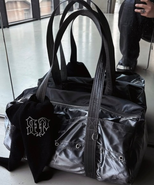 BLACKPURPLE(ブラックパープル)の「【BLACK PURPLE】NIKI Glossy Duffel Bag / 【ブラックパープル】グロッシーダッフルボストンバッグ(ボストンバッグ・メンズ・シルバーグレー/ブラック・ONE SIZE)」の1枚目の写真