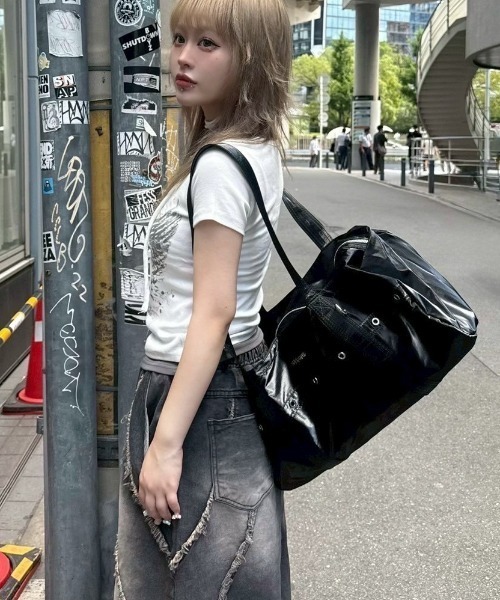 BLACKPURPLE(ブラックパープル)の「【BLACK PURPLE】NIKI Glossy Duffel Bag / 【ブラックパープル】グロッシーダッフルボストンバッグ(ボストンバッグ・メンズ・シルバーグレー/ブラック・ONE SIZE)」の2枚目の写真