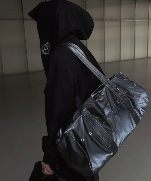 BLACKPURPLE(ブラックパープル)の「【BLACK PURPLE】NIKI Glossy Duffel Bag / 【ブラックパープル】グロッシーダッフルボストンバッグ(ボストンバッグ・メンズ・シルバーグレー/ブラック・ONE SIZE)」の5枚目の写真
