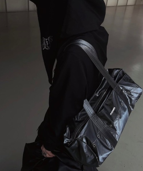 BLACKPURPLE(ブラックパープル)の「【BLACK PURPLE】NIKI Glossy Duffel Bag / 【ブラックパープル】グロッシーダッフルボストンバッグ(ボストンバッグ・メンズ・シルバーグレー/ブラック・ONE SIZE)」の6枚目の写真