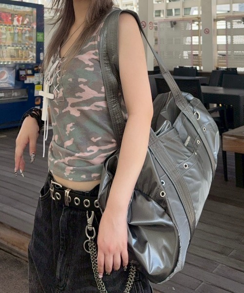 BLACKPURPLE(ブラックパープル)の「【BLACK PURPLE】NIKI Glossy Duffel Bag / 【ブラックパープル】グロッシーダッフルボストンバッグ(ボストンバッグ・メンズ・シルバーグレー/ブラック・ONE SIZE)」の19枚目の写真
