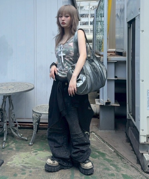BLACKPURPLE(ブラックパープル)の「【BLACK PURPLE】NIKI Glossy Duffel Bag / 【ブラックパープル】グロッシーダッフルボストンバッグ(ボストンバッグ・メンズ・シルバーグレー/ブラック・ONE SIZE)」の20枚目の写真