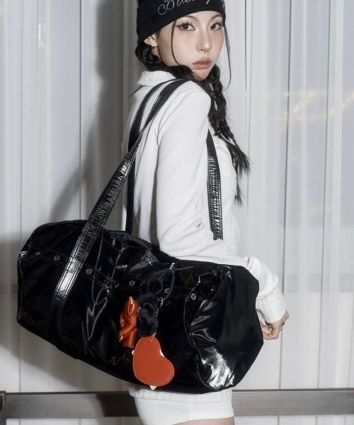 BLACKPURPLE(ブラックパープル)の「【BLACK PURPLE】NIKI Glossy Duffel Bag / 【ブラックパープル】グロッシーダッフルボストンバッグ(ボストンバッグ・メンズ・シルバーグレー/ブラック・ONE SIZE)」の21枚目の写真