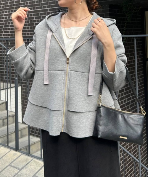 Jena espace merveilleux(ジェナ エスパスメルヴェイユ)の「【新色登場!】フリル切替パーカー(パーカー・レディース・グレー/ネイビー/アイボリー・FREE)」の1枚目の写真