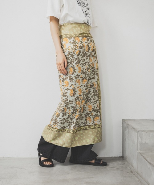 studio CLIP(スタディオクリップ)の「大判パネル柄スカーフ(ストール/ショール・レディース・ネイビー/ベージュ・FREE)」の2枚目の写真