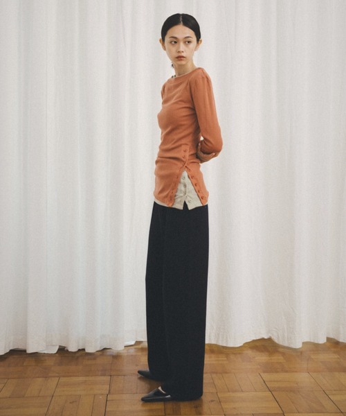 FUULLY STUDIO（フーリィーステューディオ）の「サイドボタンフライストップス（Tシャツ/カットソー・レディース・テラコッタ/サンドベージュ/ブラック・FREE）」の13枚目の写真