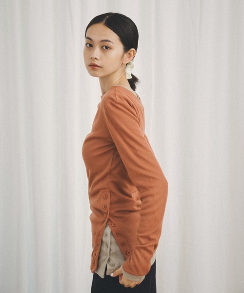 FUULLY STUDIO（フーリィーステューディオ）の「サイドボタンフライストップス（Tシャツ/カットソー・レディース・テラコッタ/サンドベージュ/ブラック・FREE）」の10枚目の写真