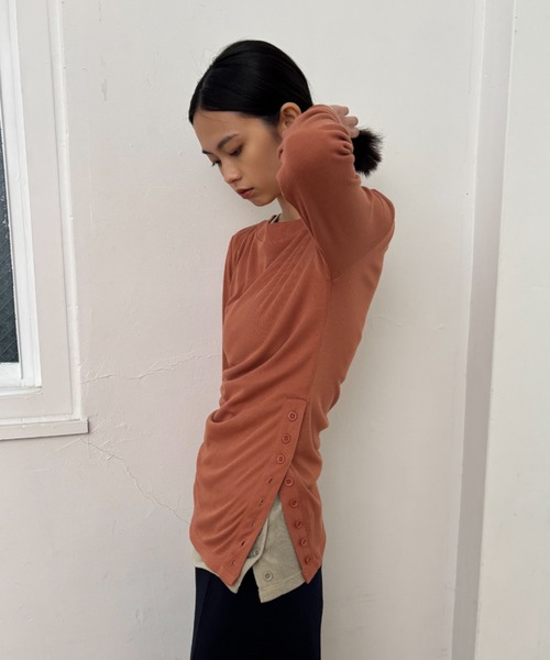 FUULLY STUDIO（フーリィーステューディオ）の「サイドボタンフライストップス（Tシャツ/カットソー・レディース・テラコッタ/サンドベージュ/ブラック・FREE）」の16枚目の写真