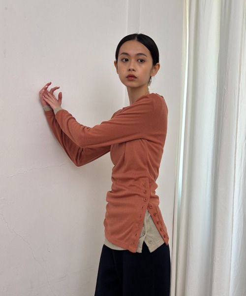 FUULLY STUDIO（フーリィーステューディオ）の「サイドボタンフライストップス（Tシャツ/カットソー・レディース・テラコッタ/サンドベージュ/ブラック・FREE）」の17枚目の写真