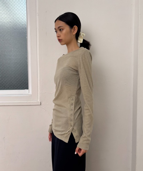 FUULLY STUDIO（フーリィーステューディオ）の「サイドボタンフライストップス（Tシャツ/カットソー・レディース・テラコッタ/サンドベージュ/ブラック・FREE）」の21枚目の写真