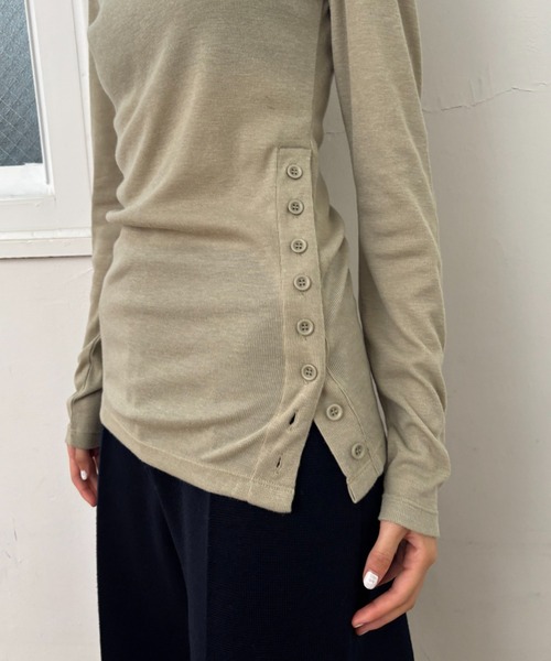 FUULLY STUDIO（フーリィーステューディオ）の「サイドボタンフライストップス（Tシャツ/カットソー・レディース・テラコッタ/サンドベージュ/ブラック・FREE）」の4枚目の写真