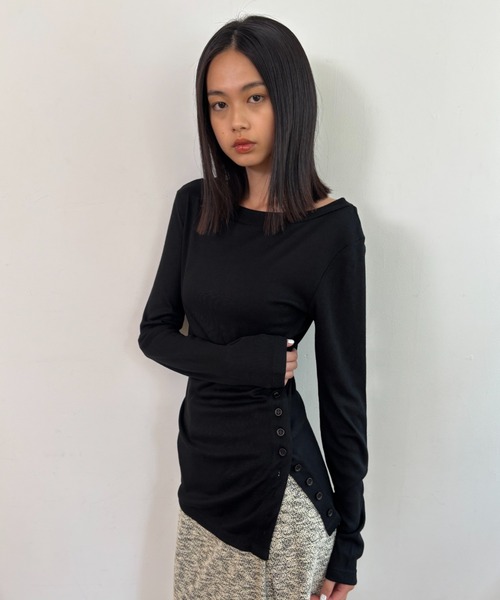 FUULLY STUDIO（フーリィーステューディオ）の「サイドボタンフライストップス（Tシャツ/カットソー・レディース・テラコッタ/サンドベージュ/ブラック・FREE）」の6枚目の写真