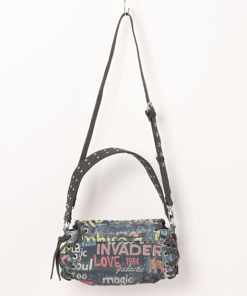 Desigual（デシグアル）の「グラフィティプリントバゲット ストリートミニショルダーバッグ（ショルダーバッグ・レディース・マルチ・FREE）」の2枚目の写真
