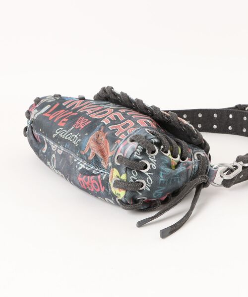 Desigual（デシグアル）の「グラフィティプリントバゲット ストリートミニショルダーバッグ（ショルダーバッグ・レディース・マルチ・FREE）」の3枚目の写真