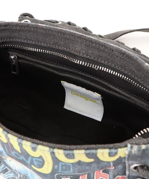 Desigual（デシグアル）の「グラフィティプリントバゲット ストリートミニショルダーバッグ（ショルダーバッグ・レディース・マルチ・FREE）」の4枚目の写真