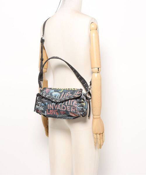 Desigual（デシグアル）の「グラフィティプリントバゲット ストリートミニショルダーバッグ（ショルダーバッグ・レディース・マルチ・FREE）」の5枚目の写真