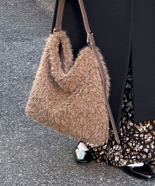 NOLLEY’S(ノーリーズ)の「フェイクファーショルダーバッグ(ショルダーバッグ・レディース・グレイッシュベージュ/ブラウン・FREE)」の1枚目の写真
