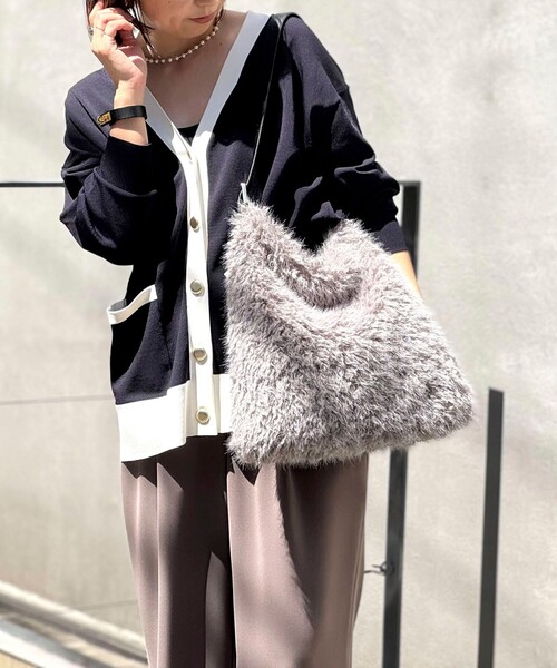 NOLLEY’S(ノーリーズ)の「フェイクファーショルダーバッグ(ショルダーバッグ・レディース・グレイッシュベージュ/ブラウン・FREE)」の12枚目の写真