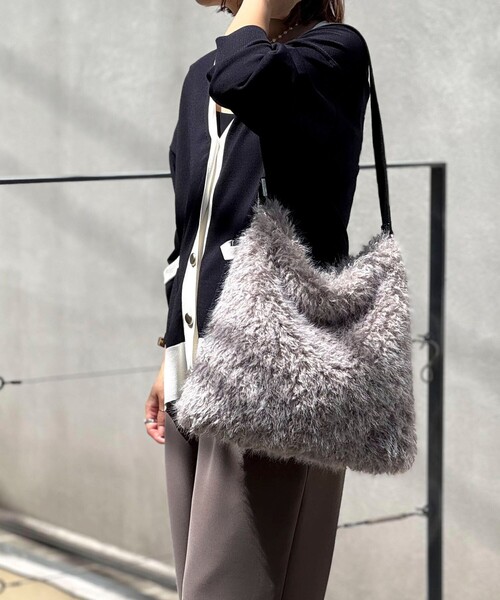 NOLLEY’S(ノーリーズ)の「フェイクファーショルダーバッグ(ショルダーバッグ・レディース・グレイッシュベージュ/ブラウン・FREE)」の13枚目の写真